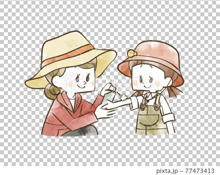 一個女人在一個女孩的手臂上噴水 77473413