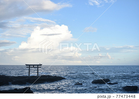 海を祀る鳥居と大空 77473448