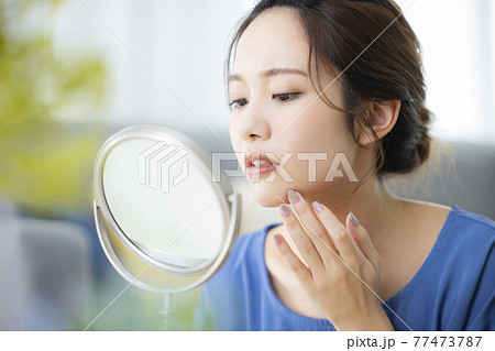 女性　ビューティー　スキンケア 77473787