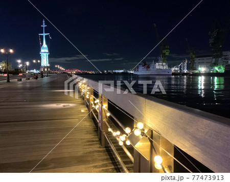 神戸の海辺に映る街の光 77473913
