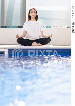 ヨガ　YOGA　プールサイド　マントラ　瞑想 77474012