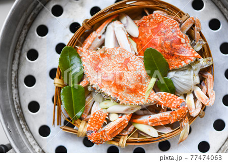 Fresh seafood crab on steamed cooking food, Blue Swimming Crab ocean gourmet with herb and spices, top view Fresh seafood crab on steamed cooking food, Blue Swimming Crab ocean gourmet with herb and spices, top view 77474063