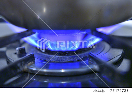 鍋のかかったコンロの火 77474723
