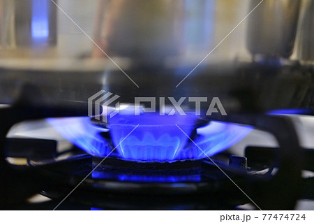 鍋のかかったコンロの火 77474724