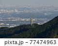 山に佇む電波塔 77474963
