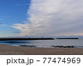 快晴と曇り空の境 77474969