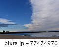 快晴と曇り空の境 77474970