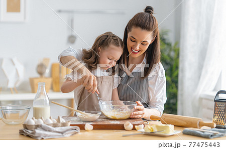 family are preparing bakery together 77475443