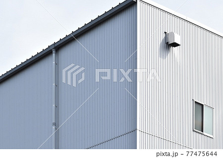 金属でできた工場の倉庫の壁と屋根 金属でできた工場の倉庫の壁と屋根 77475644