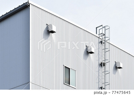 金属でできた工場の倉庫の壁と屋根 77475645
