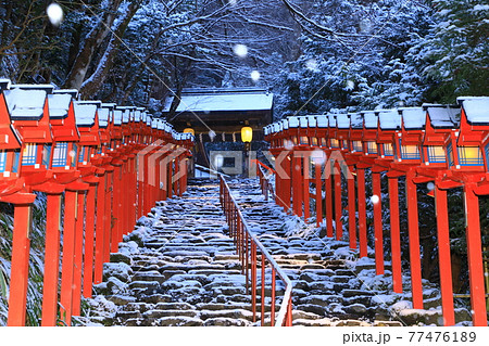 貴船神社　ライトアップ　雪景色 77476189