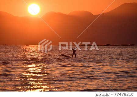 夕焼けの海のSUP(シルエット) 夕焼けの海のSUP(シルエット) 77476810