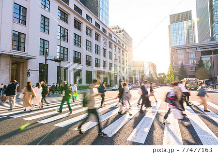 《東京都》丸の内ビジネス街・行き交う人々 77477163