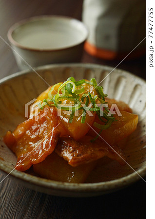 豚バラ大根と日本酒 77477755
