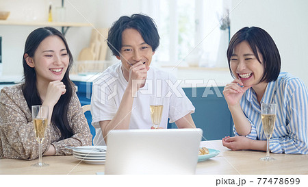 パーティーをしながらパソコンを見る人々 オンライン飲み会 動画鑑賞 パーティーをしながらパソコンを見る人々 オンライン飲み会 動画鑑賞 77478699