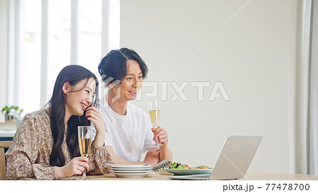 食事をしながらパソコンを見るカップル オンライン飲み会 動画鑑賞 食事をしながらパソコンを見るカップル オンライン飲み会 動画鑑賞 77478700