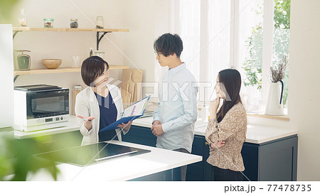 カップルに部屋を案内する女性担当者 モデルハウス 住宅展示場 部屋探し カップルに部屋を案内する女性担当者 モデルハウス 住宅展示場 部屋探し 77478735