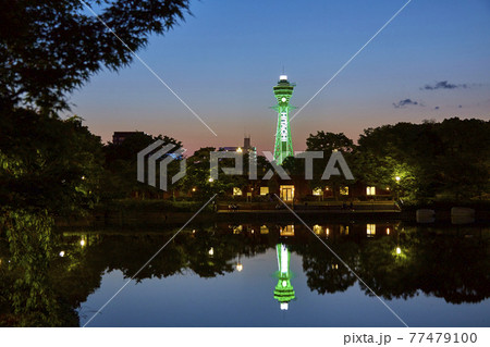 コロナ禍の通天閣　夕景【大阪　天王寺公園内から】 77479100