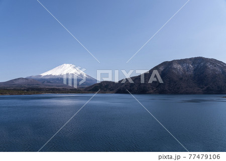 本栖湖と富士山の風景 77479106