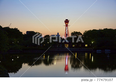 コロナ禍の通天閣　夕景【大阪　天王寺公園内から】 77479107