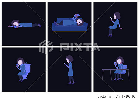 暗闇でスマホを使うチュニック中年女性のセットのイラスト素材