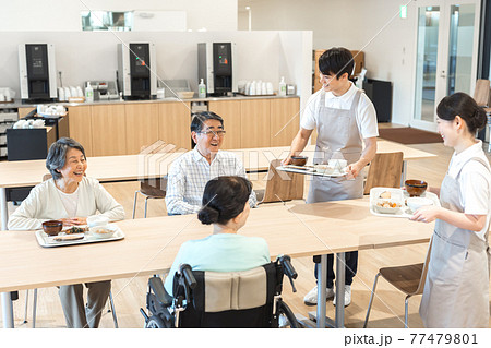 介護施設の食堂　撮影協力「LINK FOREST」 77479801