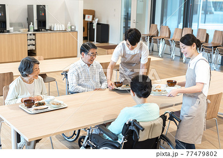 介護施設の食堂　撮影協力「LINK FOREST」 77479802