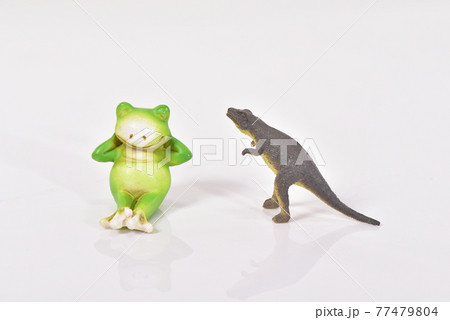 玩具の恐竜とカエル 77479804