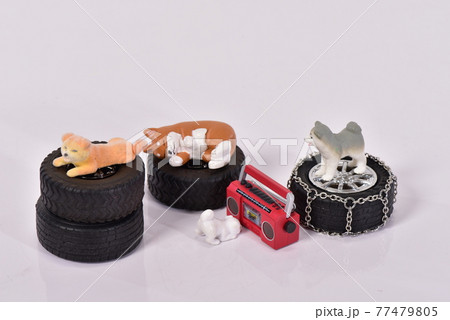 ミニチュアのタイヤと犬とラジオカセットレコーダー ミニチュアのタイヤと犬とラジオカセットレコーダー 77479805