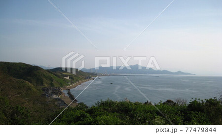 観音岬から見える米山と原子力発電所と日本海と 77479844