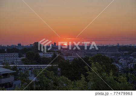住宅地の朝 早朝 朝日 朝焼け 朝日 太陽 住宅地の朝 早朝 朝日 朝焼け 朝日 太陽 77479963