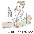 鏡を見て笑顔でスキンケアをしている女性 77480122