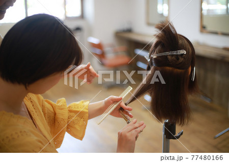髪を切る練習する美容師　イメージ 77480166