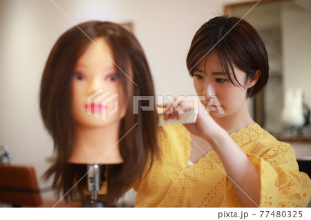 髪を切る練習する美容師 イメージ 髪を切る練習する美容師 イメージ 77480325