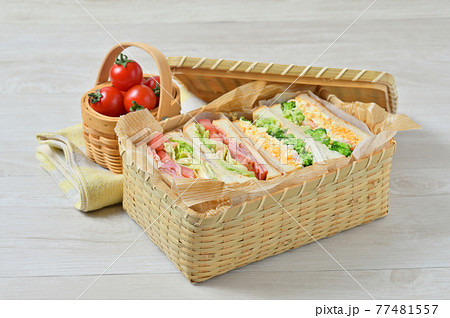お外でランチお弁当のサンドイッチ「BLT（ベーコンレタストマト）・玉子マヨ海老ブロッコリーサンド」 77481557