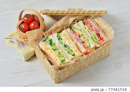 お外でランチお弁当のサンドイッチ「BLT（ベーコンレタストマト）・玉子マヨ海老ブロッコリーサンド」 77481558