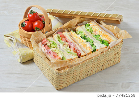 お外でランチお弁当のサンドイッチ「BLT（ベーコンレタストマト）・玉子マヨ海老ブロッコリーサンド」 77481559