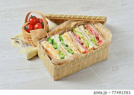 お外でランチお弁当のサンドイッチ「BLT（ベーコンレタストマト）・玉子マヨ海老ブロッコリーサンド」 77481561
