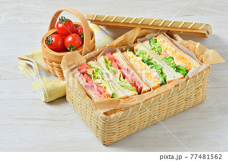 お外でランチお弁当のサンドイッチ「BLT（ベーコンレタストマト）・玉子マヨ海老ブロッコリーサンド」 77481562