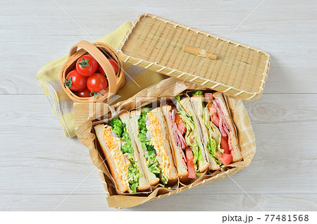 お外でランチお弁当のサンドイッチ「BLT（ベーコンレタストマト）・玉子マヨ海老ブロッコリーサンド」 77481568