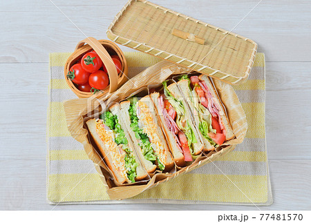 お外でランチお弁当のサンドイッチ「BLT（ベーコンレタストマト）・玉子マヨ海老ブロッコリーサンド」 77481570