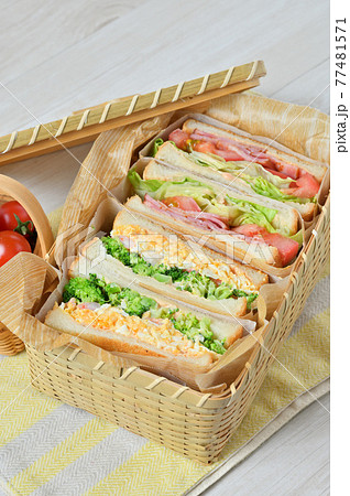 お外でランチお弁当のサンドイッチ「BLT（ベーコンレタストマト）・玉子マヨ海老ブロッコリーサンド」 77481571