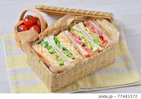 お外でランチお弁当のサンドイッチ「BLT（ベーコンレタストマト）・玉子マヨ海老ブロッコリーサンド」 77481572
