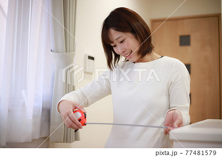 室内を計測する女性 77481579