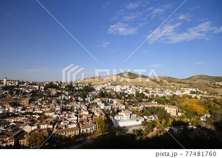 スペイングラナダ　アルハンブラ宮殿からアルバイシン地区の眺め 77481760