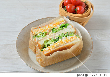 サンドイッチ、サンドウィッチ、たまごサンド、玉子サンド、ブロッコリー、エビ。 77481819