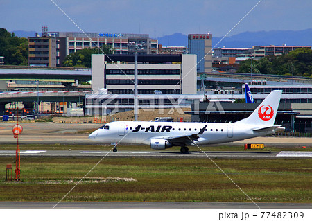 大阪国際空港 Jal 飛行機 離陸 スカイパークの写真素材