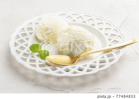 皿に盛り付けられたバニラアイスクリームの写真素材