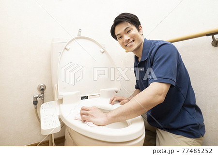 トイレの清掃をするハウスクリーニングの男性作業員 77485252