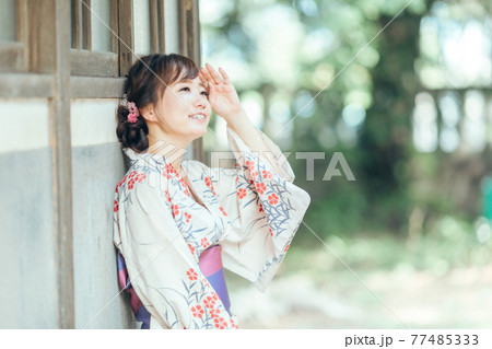 眩しい表情をする夏の女性 眩しい表情をする夏の女性 77485333